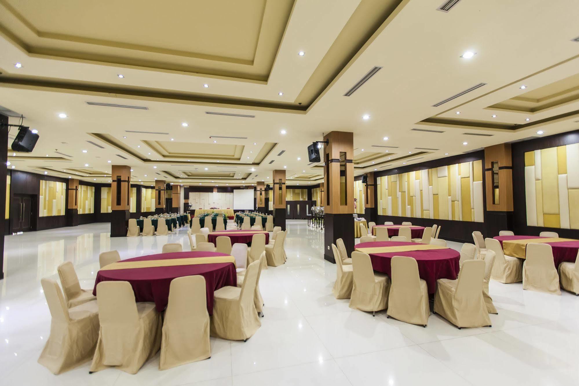 Отель Orchardz Jayakarta Экстерьер фото